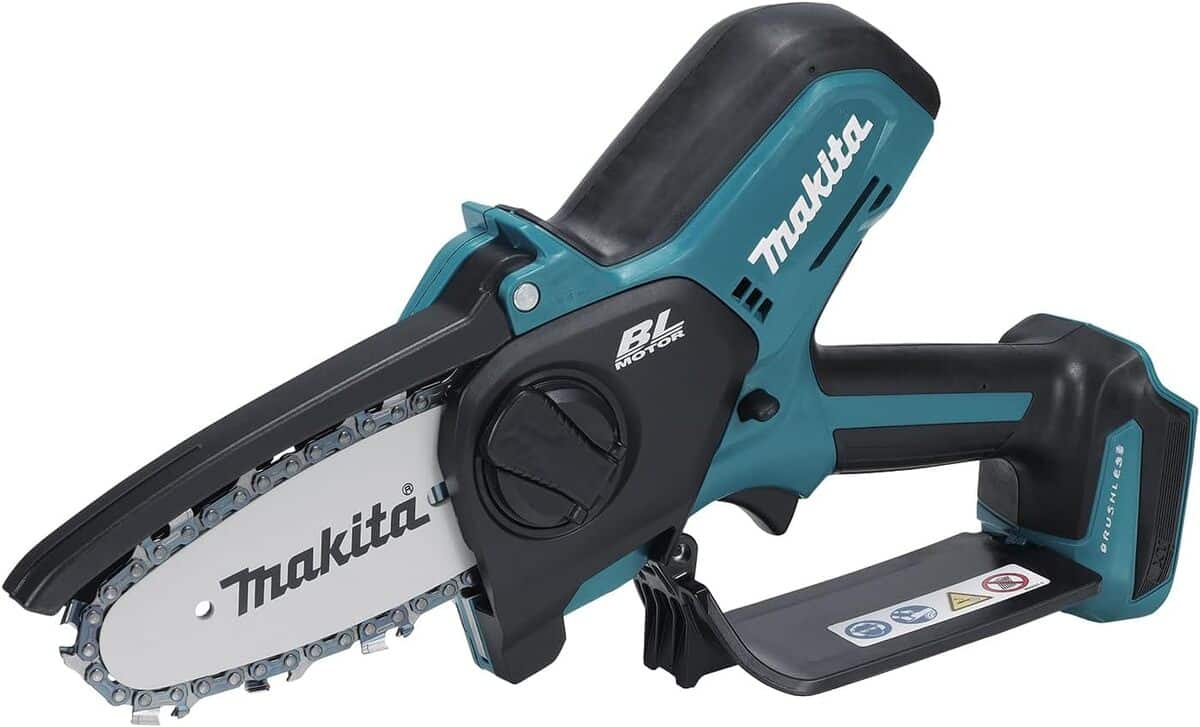 Test de la tronçonneuse Makita DUC101Z : efficacité compacte